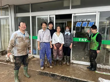 豪雨後泥出し作業