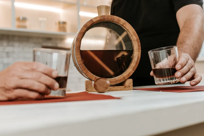 どのお酒を何日熟成するかはあなた次第。樽の効果でウイスキーのブレンドも楽しめ、自分好みの味わいを探究できます