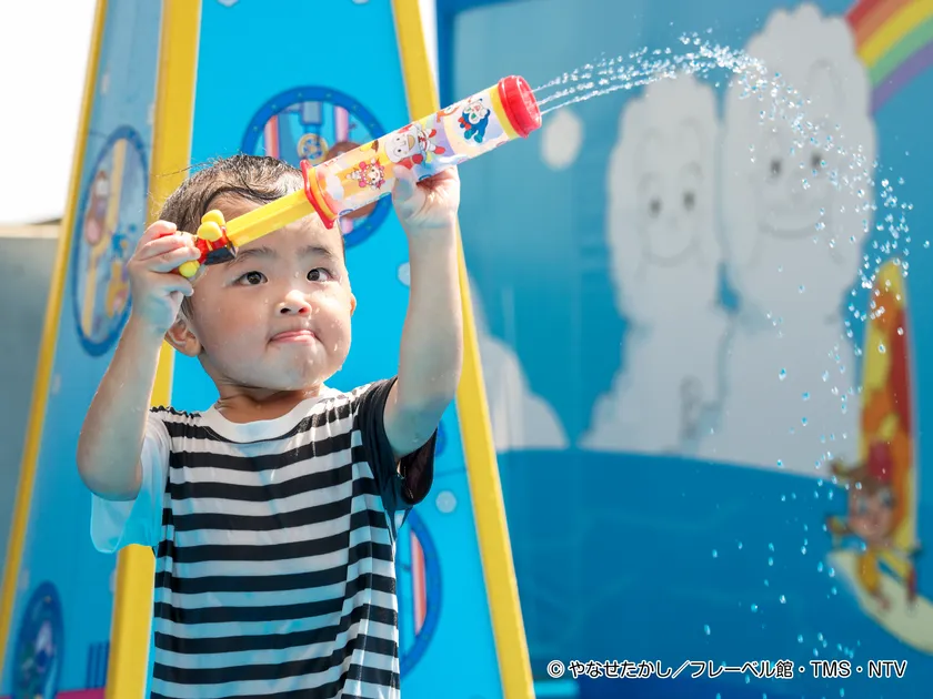 水でっぽうで遊んでいる様子