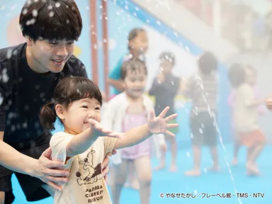 親子で遊んでいる様子