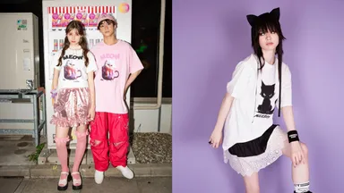 左)Tシャツ 7,920円 右)Tシャツ 6,930円 バブーシュカ 7,700円 スカート 19,800円(全て税込み)