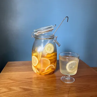 国産レモンとオーガニックハニーを使用 甘さは蜂蜜だけのハニーレモネード