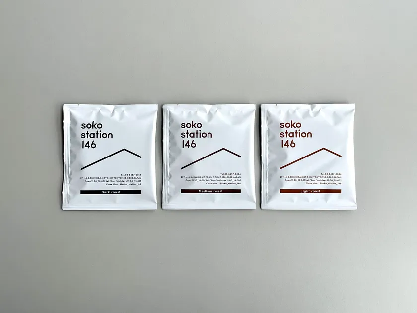 当店を象徴する三角屋根のモチーフと豆の色味をイメージしたカラーリングで視覚的な工夫を。