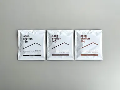 当店を象徴する三角屋根のモチーフと豆の色味をイメージしたカラーリングで視覚的な工夫を。