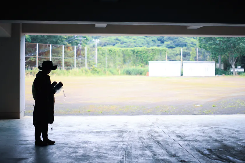 廃校で雨宿りをしながら