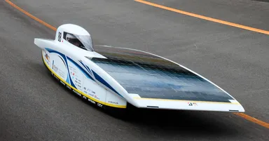 右側2輪、左側1輪の双胴型を採用