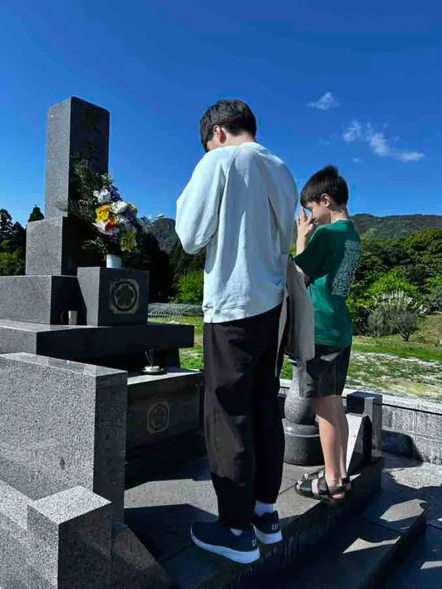 teraumi 出骨前、墓を前に先祖に手を合わせる子供たち