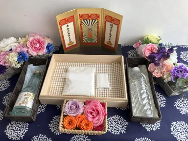 海洋散骨前(パウダー化したご遺骨を中央に組まれた祭壇)