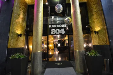 カラオケ804 心斎橋GLAMOROUSのエントランス