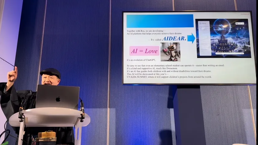 「AIDEAR」を発表するMack氏