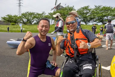 左から岩渕薬品株式会社　代表取締役社長　岩渕 琢磨、一般社団法人日本パラカヌー連盟　普及委員長　石原 望氏