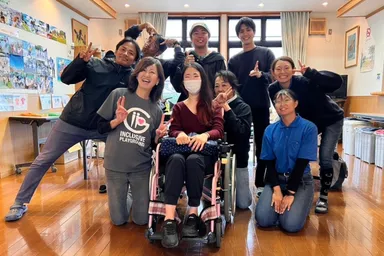 モンゴルでの乗馬に挑戦する根本由香里さん(中央)と支援スタッフの皆さん