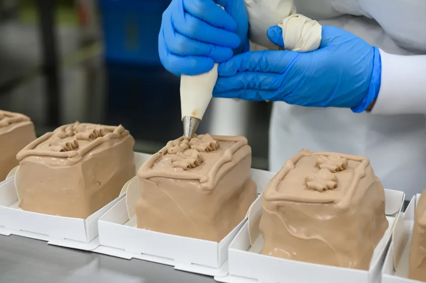 一つ一つ丁寧に作られるケーキ