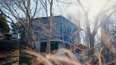 グレーでシンプルな外観