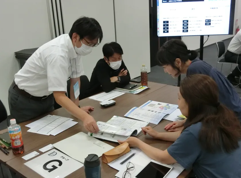 スクールの様子1:中小企業とデザイナーがチームを組み、自社の強みについて深掘り