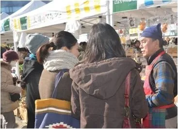 出店者との対話を楽しむ来場者