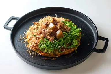 味乃家「牛すじ盛り味乃家ミックスモダン焼き」