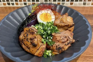 台湾フェアグルメ　オリジナル台湾紹興酒赤城鶏丼(地産地消食堂アカギメシ)