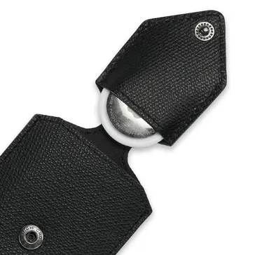 蓋の裏にAirTagポケット