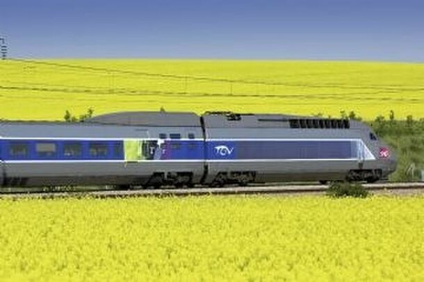 春の菜の花畑を行くSNCFの高速鉄道TGV