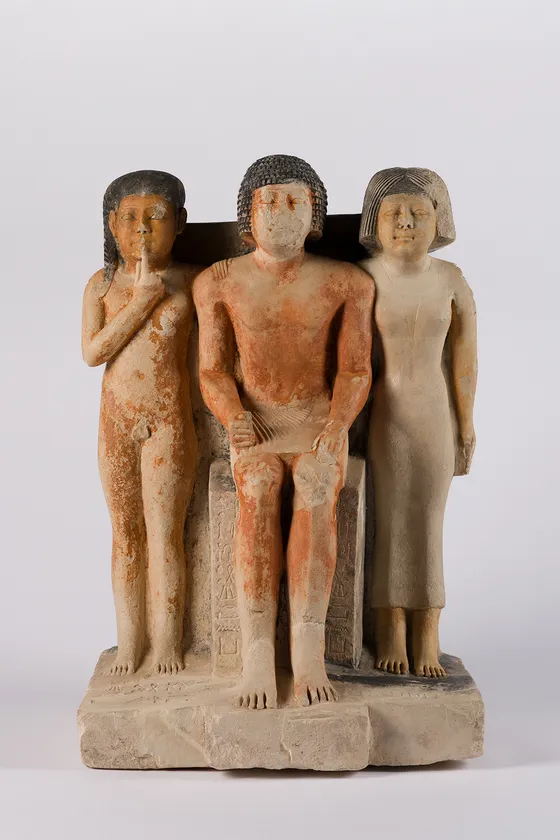 《ニカーラーとその家族の像》前2455~前2350年頃 ブルックリン博物館蔵 Photo:Brooklyn Museum