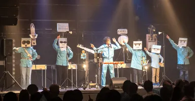 明和電機★UMEツアー 箱工員が登壇しての楽曲の様子