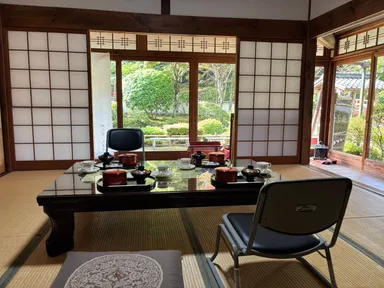 座敷と境内の景色