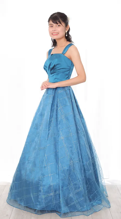 小汐唯菜ドレスを着た写真