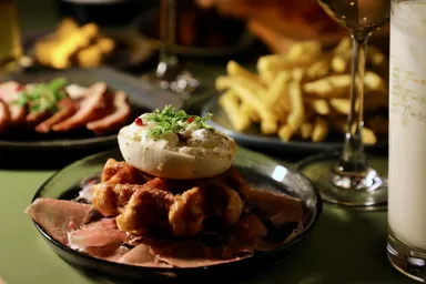 生ハムワッフルブッラータ添え