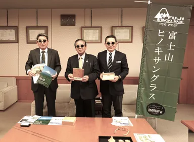 富士宮市長(中)林業組合(右)当社社長(左)