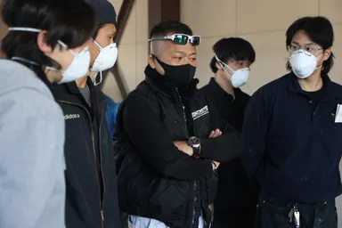 川村社長の話を真剣に聞く職人たち