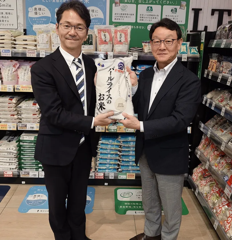 (左より NPO法人広島こども食堂支援センター様 理事長 越智 誠輝様、株式会社フレスタ 執行役員社長 谷本 満)