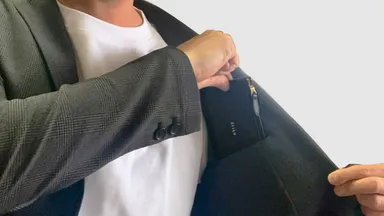 ジャケットにも収まるサイズ感