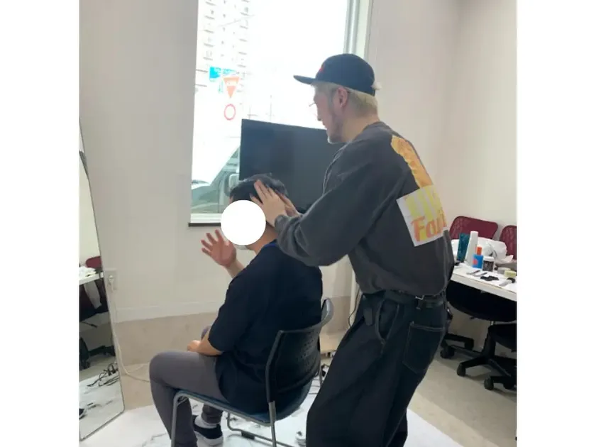 美容師の中島さんと対話しているご利用者様の様子