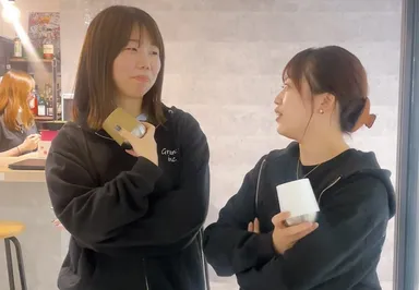 オリジナルパーカーとタンブラーを愛用するメンバーも多い