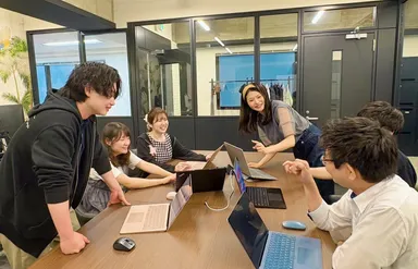 ミーティングで活発に意見を交わします