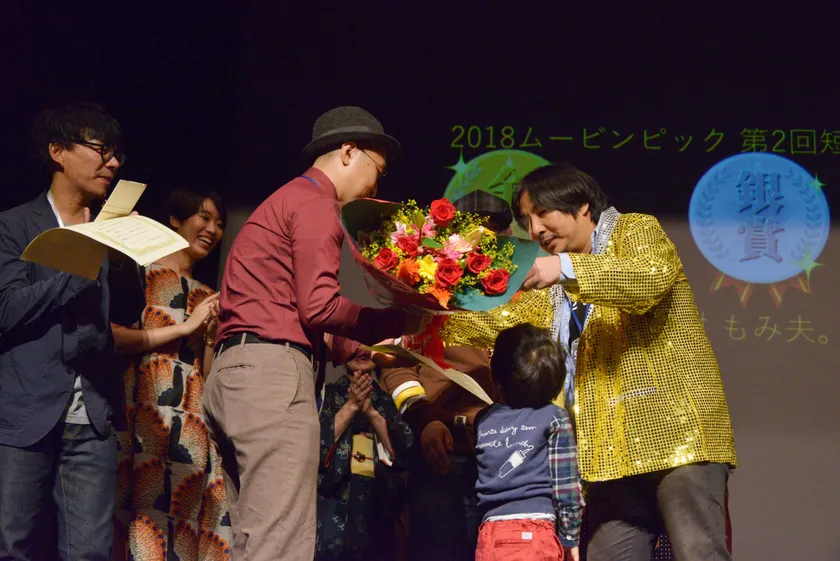 前金賞受賞者から花束贈呈