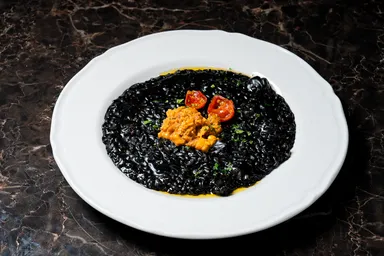 ウニとセミドライトマトのイカスミリゾット