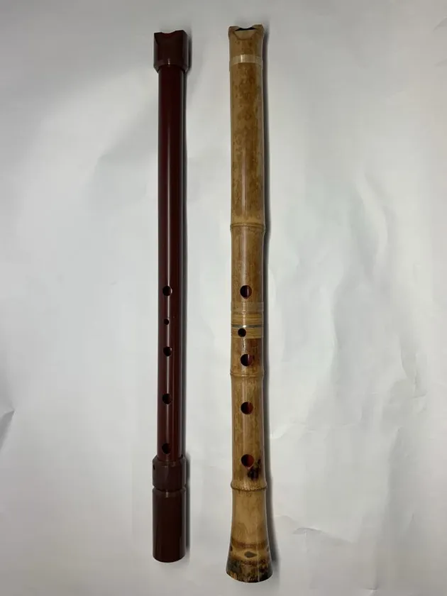 旅のお供の尺八。左は水道管、右は竹製