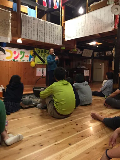 旅先で尺八を披露する著者