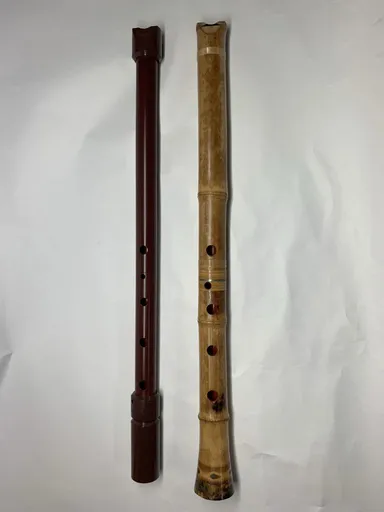 旅のお供の尺八。左は水道管、右は竹製