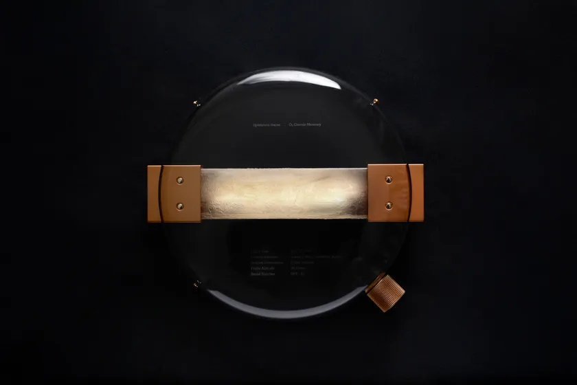 《O3 Cosmic Memory / 成層圏の記憶》正面図