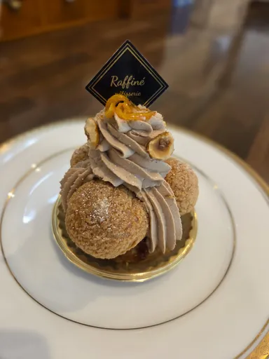 「パティスリー ラフィネ」の「サントノレ　アルモニー」 プティガトー 540円