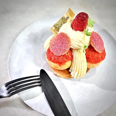 「パティスリー　ル･メナジェ」の「フランボワーズと紅映梅のサントノーレ」 プティガトー 648円