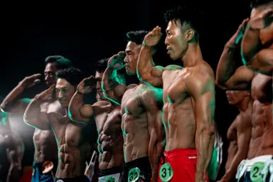 敬礼ポーズが規定ポーズ