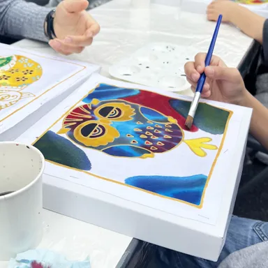 バティックの色塗り体験