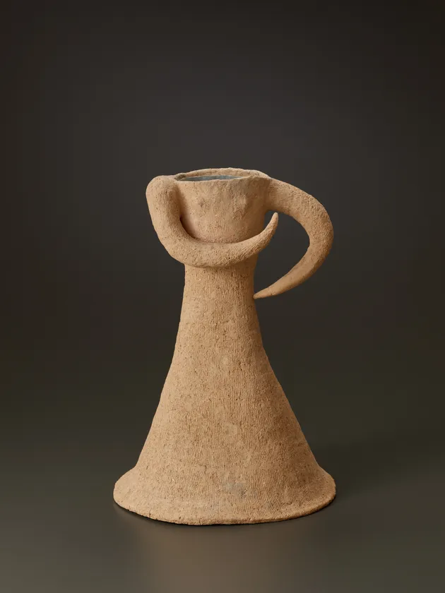 (8)宇野三吾「ハニワ形花器」c.1950年/昭和25年頃 当館蔵