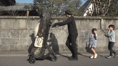 (12)山村幸則「パフォーマンス／旅するたぬき」2025年　個人蔵