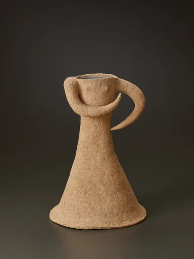 (8)宇野三吾「ハニワ形花器」c.1950年／昭和25年頃　当館蔵
