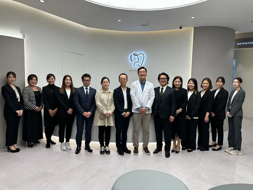MACSクリニックを訪問したミライズスタッフ。中央には両者の連携を象徴する姿が並ぶ。